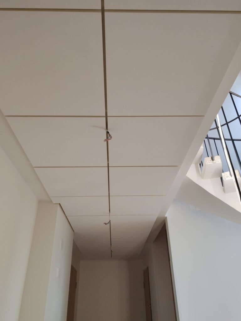 Akustiikka-asennus sisärakentamisen kohteessa suunnitelmien mukaisesti