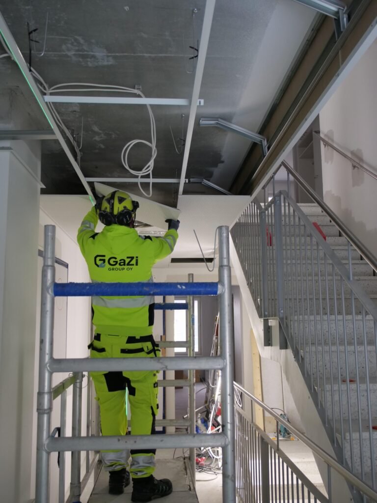 Sisäkattoasennus rakennusprojektissa GaZi Groupin asentajien toteuttamana