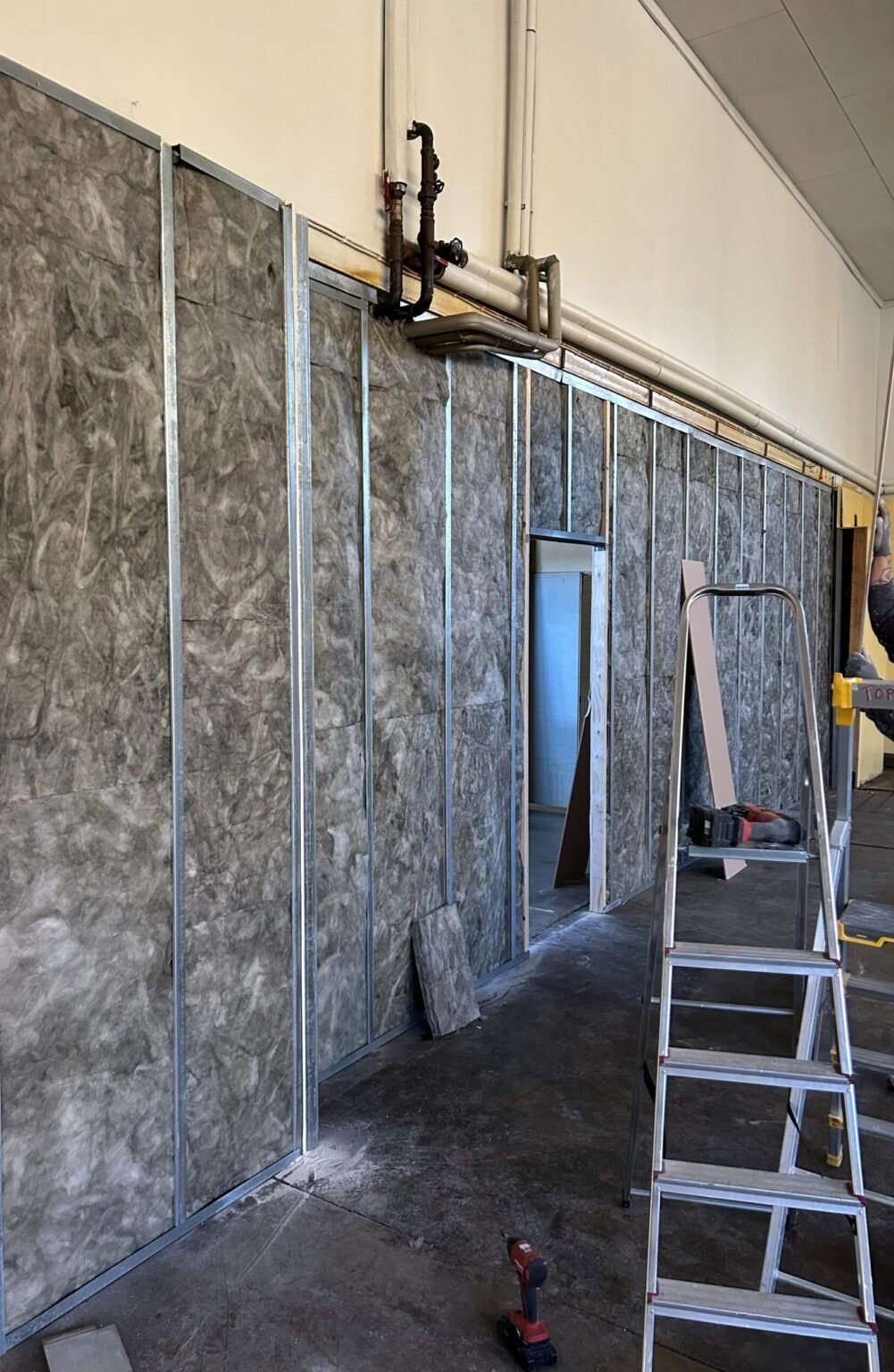 Kevyt väliseinä ja kipsityöt sisärakentamisen työmaalla