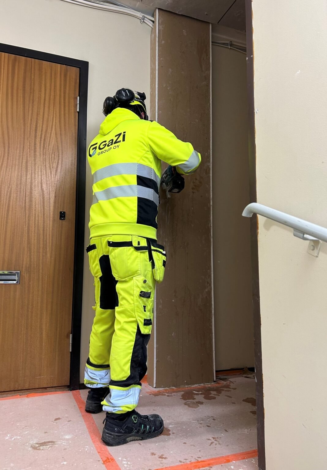 Akustiikka-asennus sisärakentamisen kohteessa suunnitelmien mukaisesti