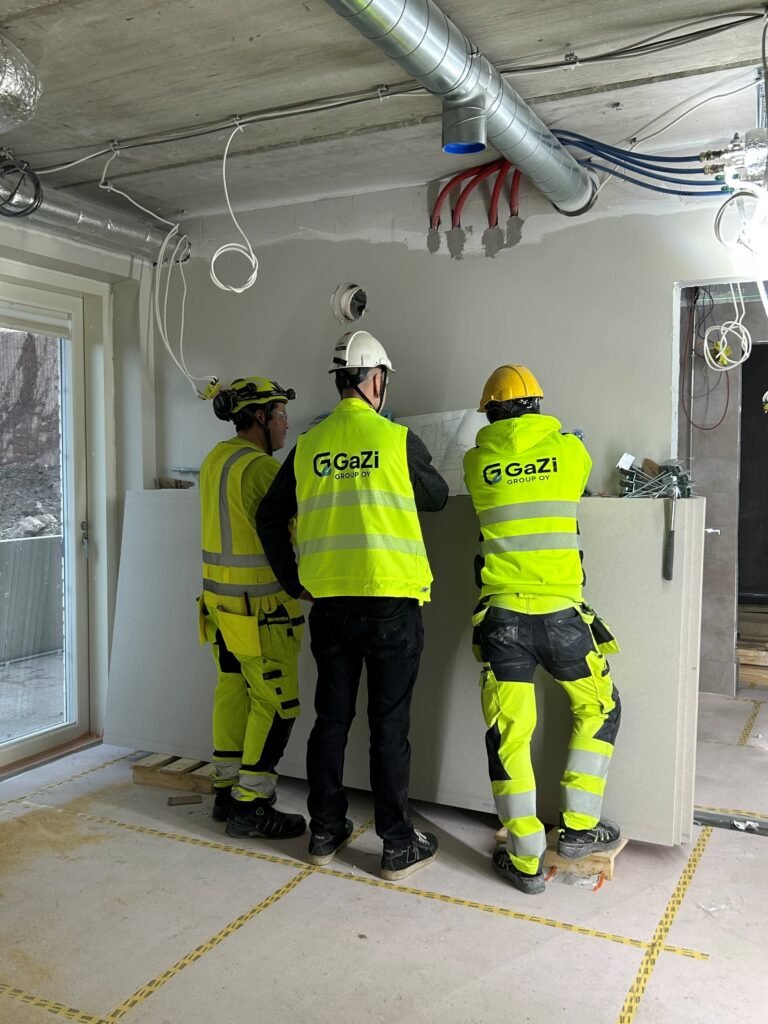 GaZi Groupin asentajat suunnittelemassa rakennusprojektin toteutusta työmaalla